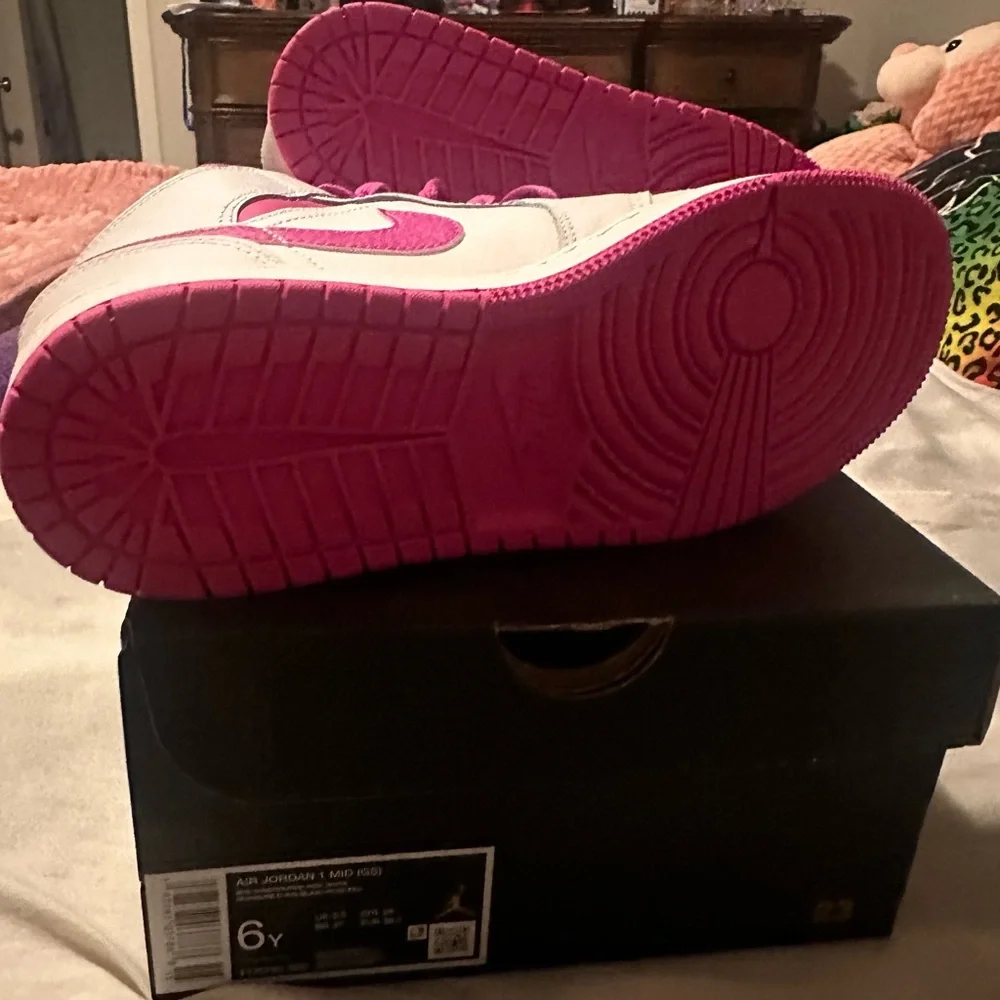 Jordan YOUTH girls High-Top Sneakers in Pink and White (BRAND NEW)
